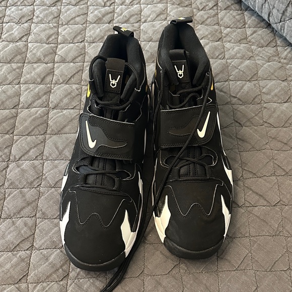 Nike men Black and White High-Top Sneakers